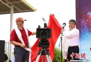 奔腾岁月背景模糊,岁月如歌，激情燃烧的岁月记忆